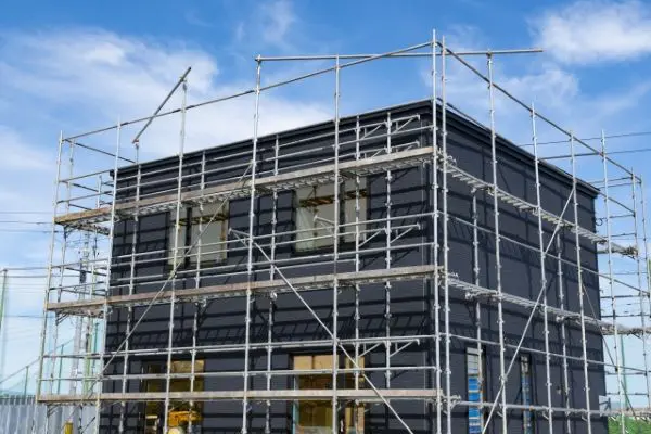 外壁塗装と屋根塗装はまとめるとお得!足場にかかる費用とは?