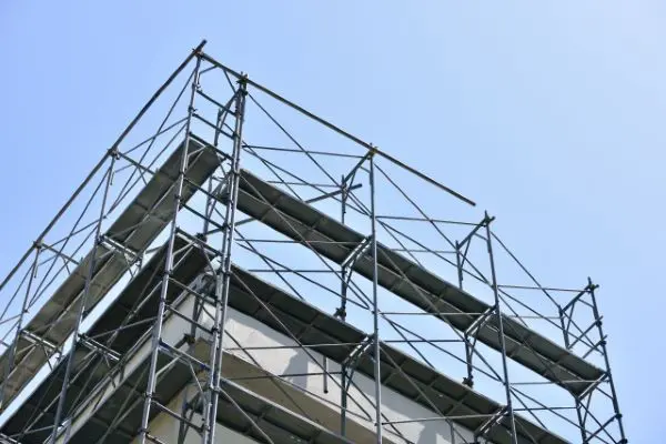 外壁塗装と屋根塗装はまとめるとお得!足場にかかる費用とは?