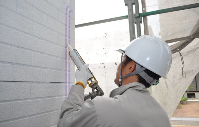 立川市のコーキング工事（外壁塗装の際、サイディングの継ぎ目の防水として非常に重要です）