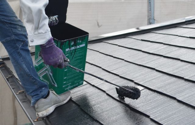 国立市で屋根塗装を実施。仕上げ塗りで、塗料は遮熱塗料です。