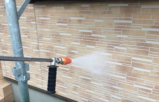 立川市にて外壁洗浄作業！