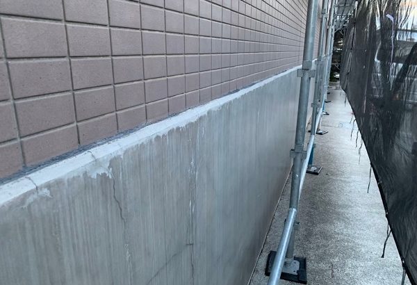 東京都国立市　外壁塗装　付帯部塗装　防水工事　事前調査　コーキングの劣化、基礎の雨染み (6)