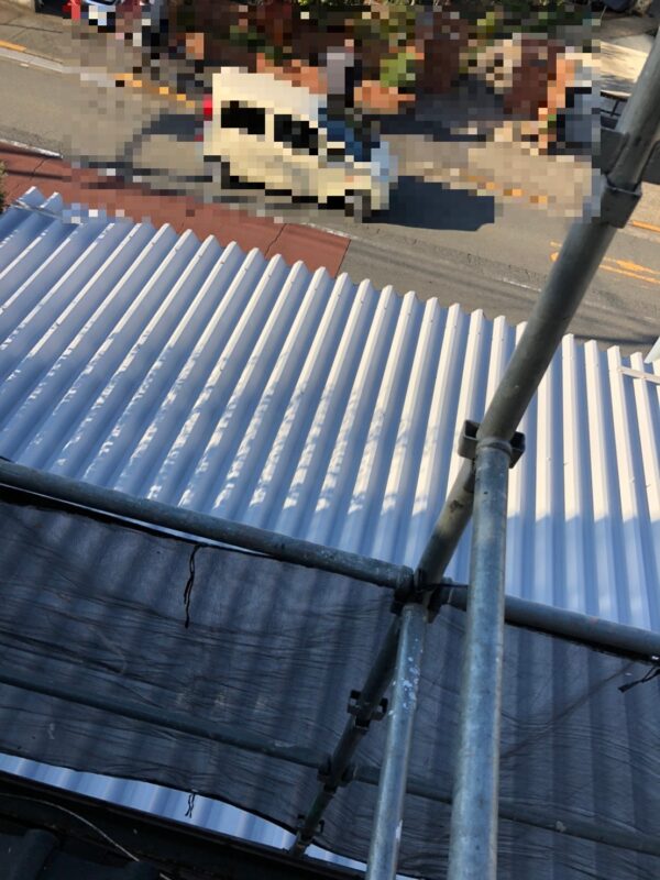 東京都立川市　ガレージ屋根の高圧洗浄・下塗り作業