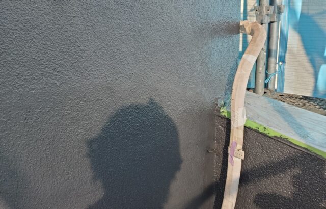 東京都国分寺市　M様邸　外壁塗装工事　中塗り作業