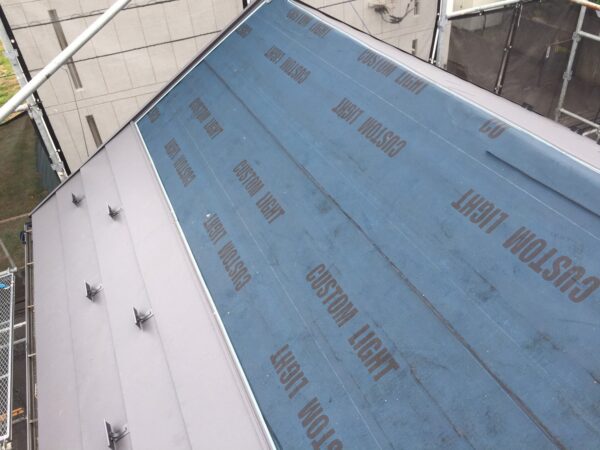 東京都国立市　H様邸　屋根工事　カバー工法　屋根・棟板金の取り付け～施工完了
