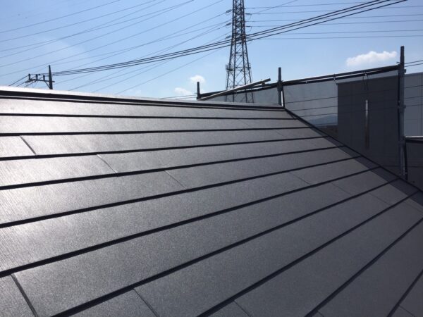 東京都国立市　H様邸　屋根工事　カバー工法　屋根・棟板金の取り付け～施工完了