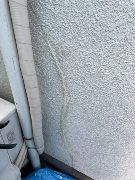 東京都国立市　Y様邸　外壁塗装工事　下地処理　クラックVカット　コーキング材充填