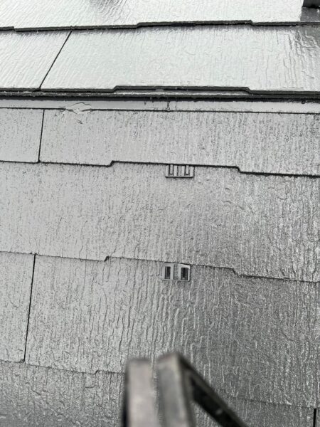 東京都国分寺市　O様邸　屋根塗装工事　下塗り後のタスペーサー取り付け
