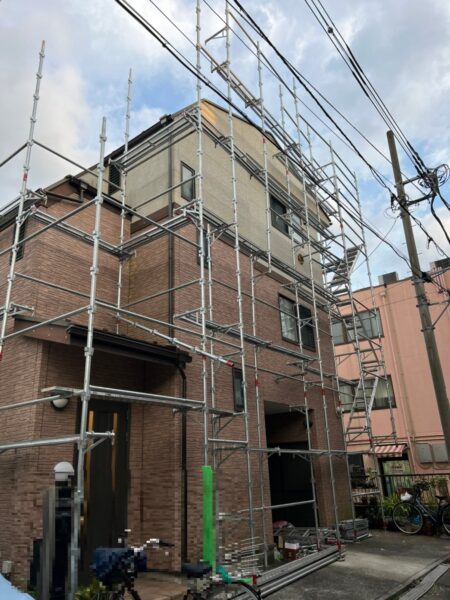 東京都国立市　O様邸　屋根・外壁塗装工事　足場の仮設作業