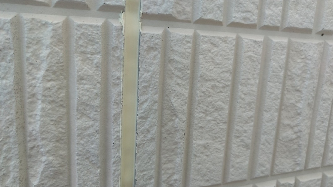 東京都国分寺市　S様邸　外壁塗装・屋根カバー工事　外壁目地のコーキング打ち替え