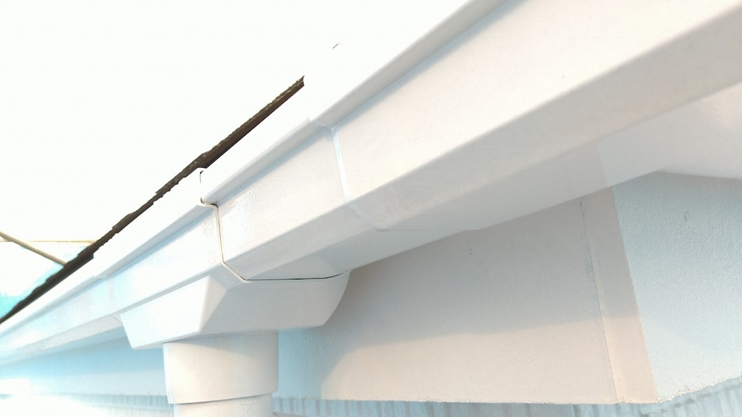 東京都国分寺市　S様邸　外壁塗装・屋根カバー工事　付帯部　雨樋と破風板の中塗り
