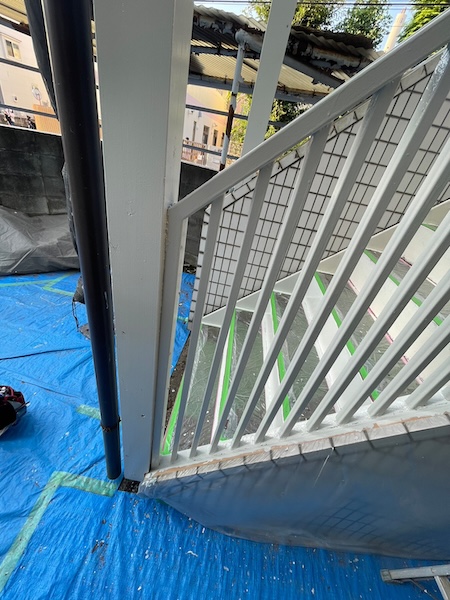 東京都立川市　マンション　屋外階段の塗装　鉄部の中塗り工程