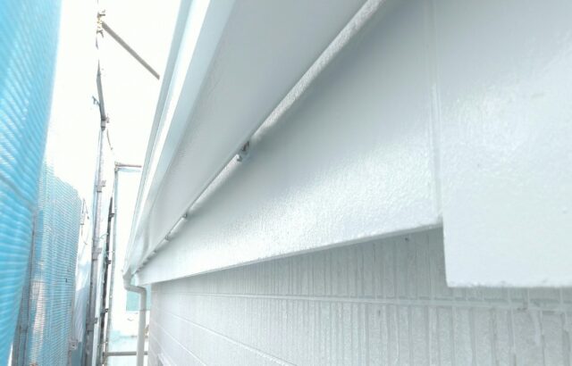 東京都国分寺市　S様邸　外壁塗装・屋根カバー工事　軒天井・破風板・雨樋の上塗り