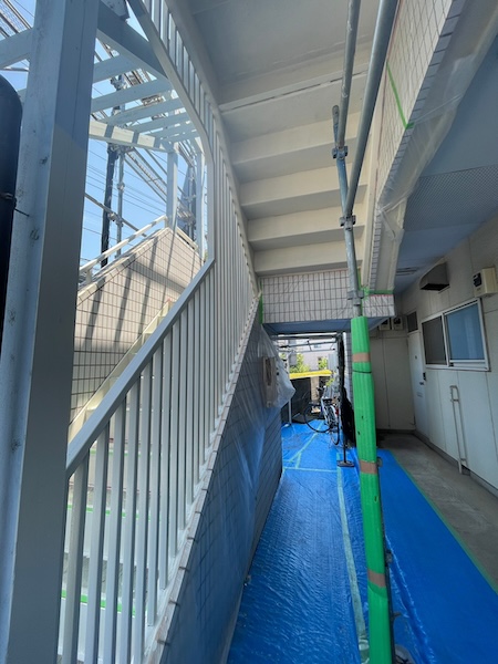 東京都立川市　マンション　屋外階段の塗装　鉄部の下塗り工程