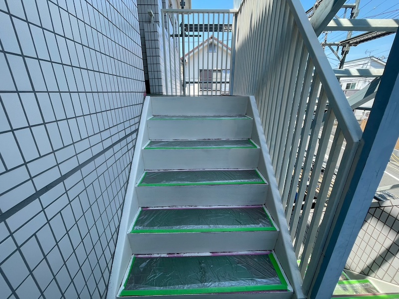  東京都立川市　マンション　屋外階段の塗装　鉄部の下塗り工程