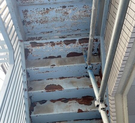 東京都立川市　マンション　屋外階段の塗装　下地処理　ケレン作業