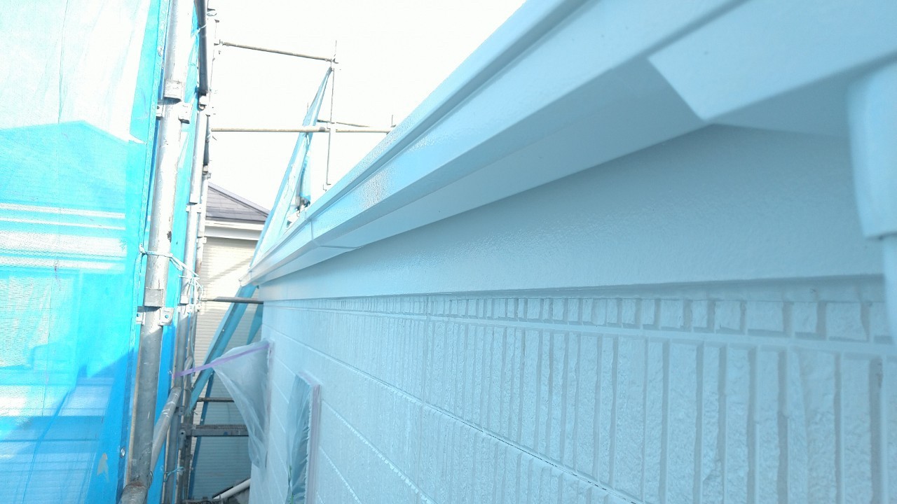 東京都国分寺市　S様邸　外壁塗装・屋根カバー工事　軒天井・破風板・雨樋の上塗り
