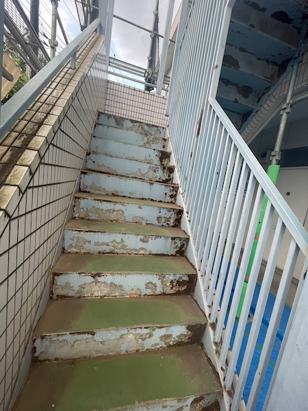 東京都立川市　マンション　屋外階段の塗装　下地処理　ケレン作業
