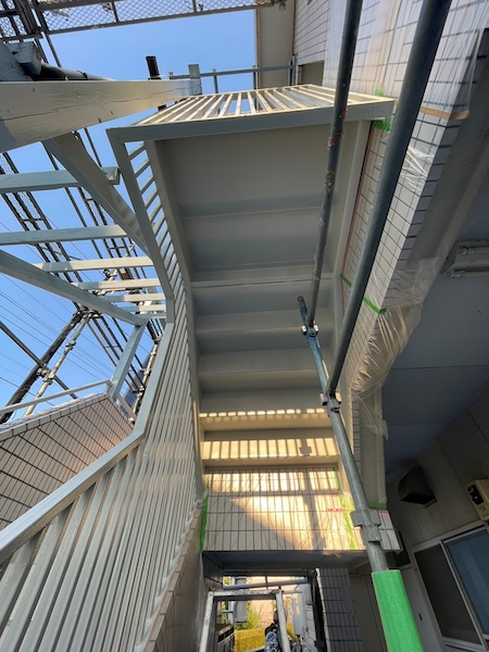 東京都立川市　マンション　屋外階段の塗装　鉄部の中塗り工程