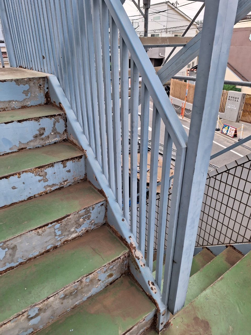 東京都立川市　マンション　屋外階段の塗装　施工前　鉄部は錆びないように塗装で保護しましょう！