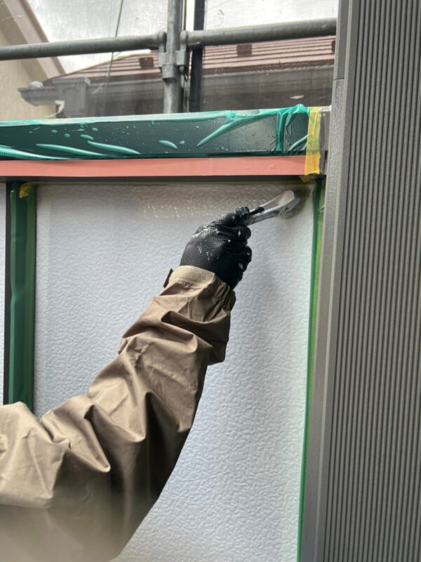 東京都国分寺市　H様邸　外壁塗装工事　付帯部塗装　中塗り～仕上げ作業