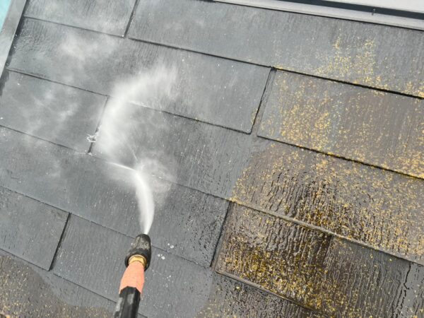 東京都立川市　I様邸　屋根塗装工事　下地処理　高圧洗浄で塗装面を整えることが大切