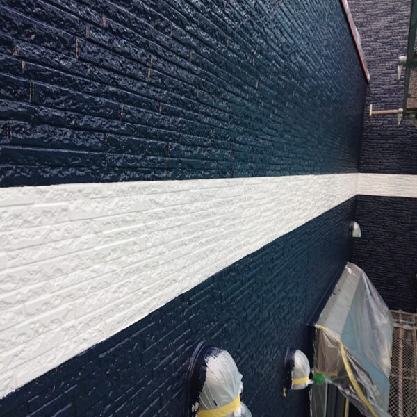 東京都国立市　M様邸　外壁塗装工事　中塗り～上塗り　アクセントカラーの効果とは