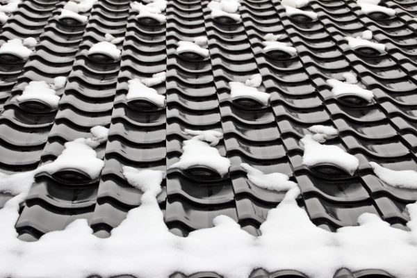 屋根に雪止めは必要？役割や必要条件を解説