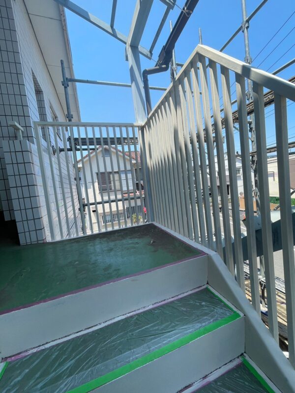 東京都立川市　マンション　鉄骨階段塗装　ケレン～下塗り塗装