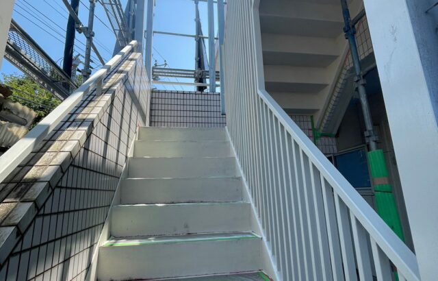 東京都立川市　マンション　鉄骨階段塗装　ケレン～下塗り塗装