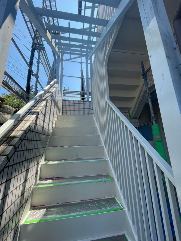 東京都立川市　マンション　鉄骨階段塗装　ケレン～下塗り塗装