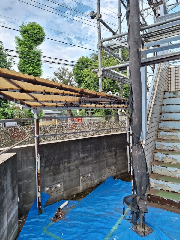 東京都立川市　マンション　鉄骨階段塗装　ケレン～下塗り塗装