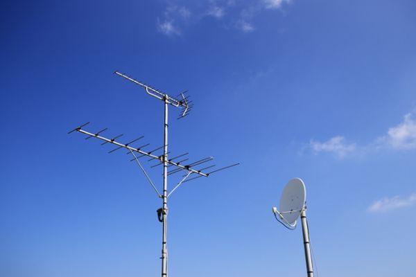 アンテナがある場合の屋根塗装はどうする？工事前に確認すべき注意点とは？