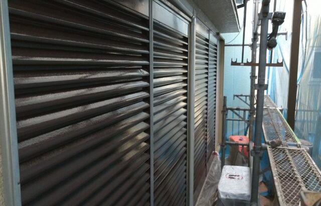 東京都八王子市　H様邸　外壁塗装工事　雨戸　ケレン～塗装