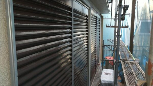 東京都八王子市　H様邸　外壁塗装工事　雨戸　ケレン～塗装