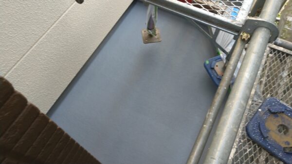 東京都国分寺市　F様邸　ベランダ防水工事　プライマー塗布・一層目の防水材塗布をおこないました