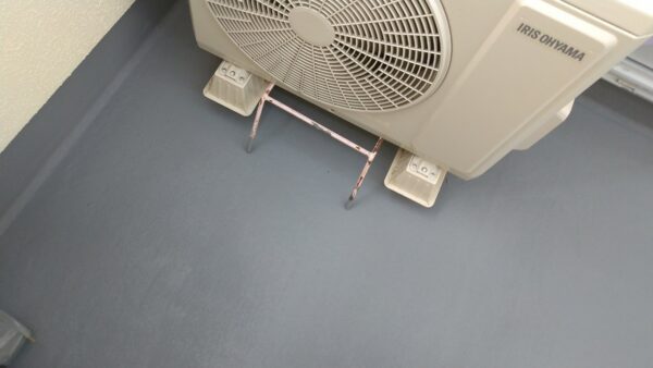 東京都国分寺市　F様邸　ベランダ防水工事　プライマー塗布・一層目の防水材塗布をおこないました