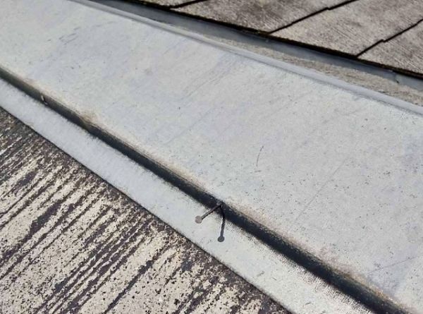 棟板金の釘浮きの補修方法とは？原因や放置した際のリスクも解説
