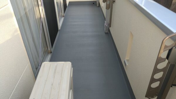 東京都国分寺市　F様邸　ベランダ防水工事　プライマー塗布・一層目の防水材塗布をおこないました