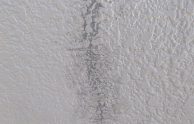 東京都国分寺市　M様邸　外壁塗装工事　ひび割れ補修　ヘアクラックも適切な補修が不可欠！