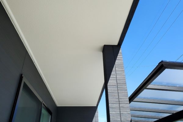 軒天の増し張りで家を長持ちに！メリットや施工のポイントを解説