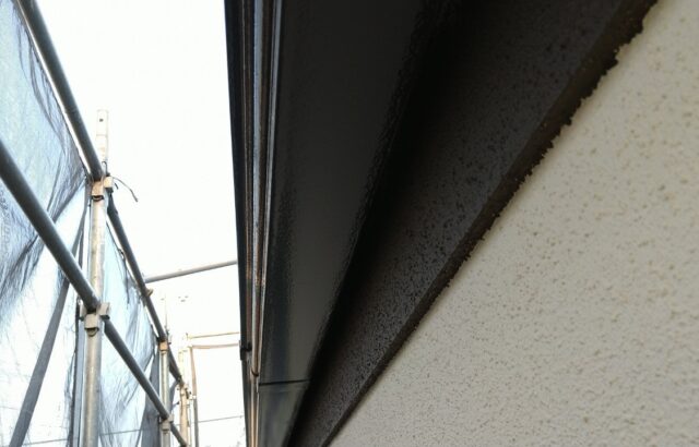 東京都国分寺市　F様邸　外壁塗装工事　付帯部塗装　上塗りをおこない雨樋塗装が完了しました！