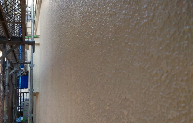 東京都国分寺市　M様邸　外壁塗装工事　塗膜厚を確保するために中塗りは重要！