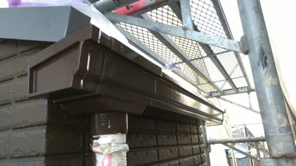 東京都国分寺市 F様邸 外壁塗装工事 付帯部塗装 上塗りをおこない雨樋塗装が完了しました!