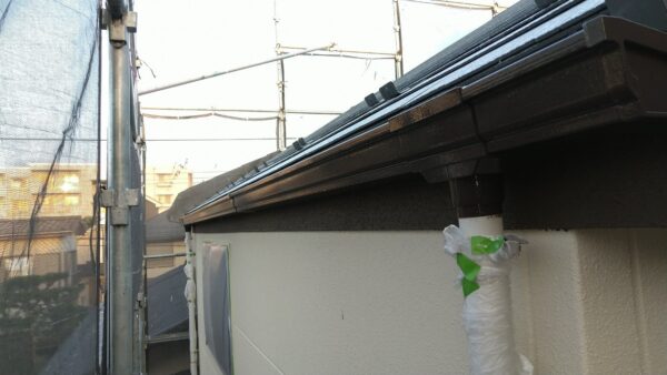 東京都国分寺市 F様邸 外壁塗装工事 付帯部塗装 上塗りをおこない雨樋塗装が完了しました!