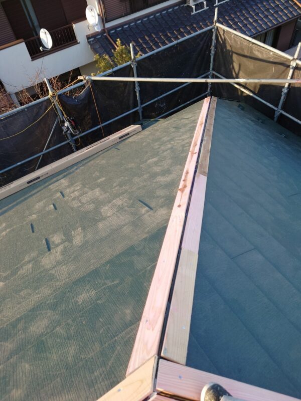 東京都国分寺市 M様邸 屋根カバー工法 棟板金を取り付けて施工完了!