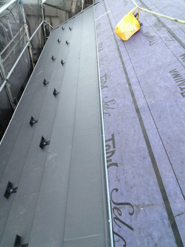 東京都立川市 K様邸 屋根カバー工事 新しい屋根材に適しているのは?