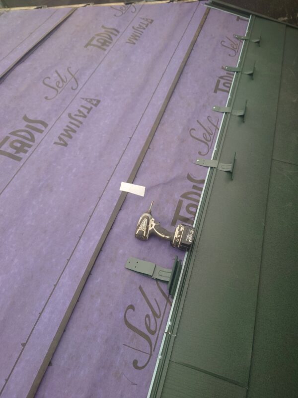 東京都国分寺市 M様邸 屋根カバー工法 新しい屋根材を設置しました!