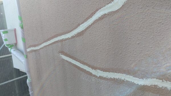 東京都立川市 K様邸 外壁塗装工事 ひび割れ補修 Vカット工法とは?