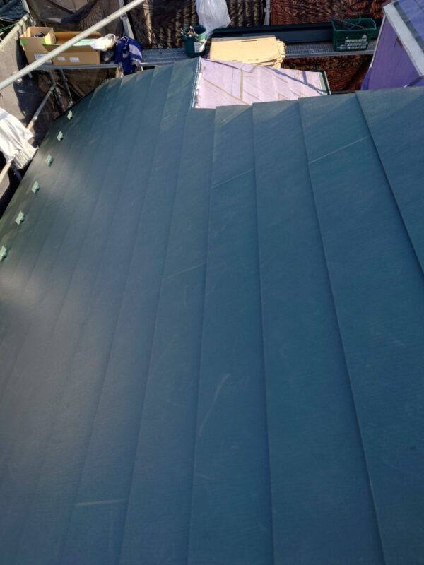 東京都国分寺市 M様邸 屋根カバー工法 新しい屋根材を設置しました!